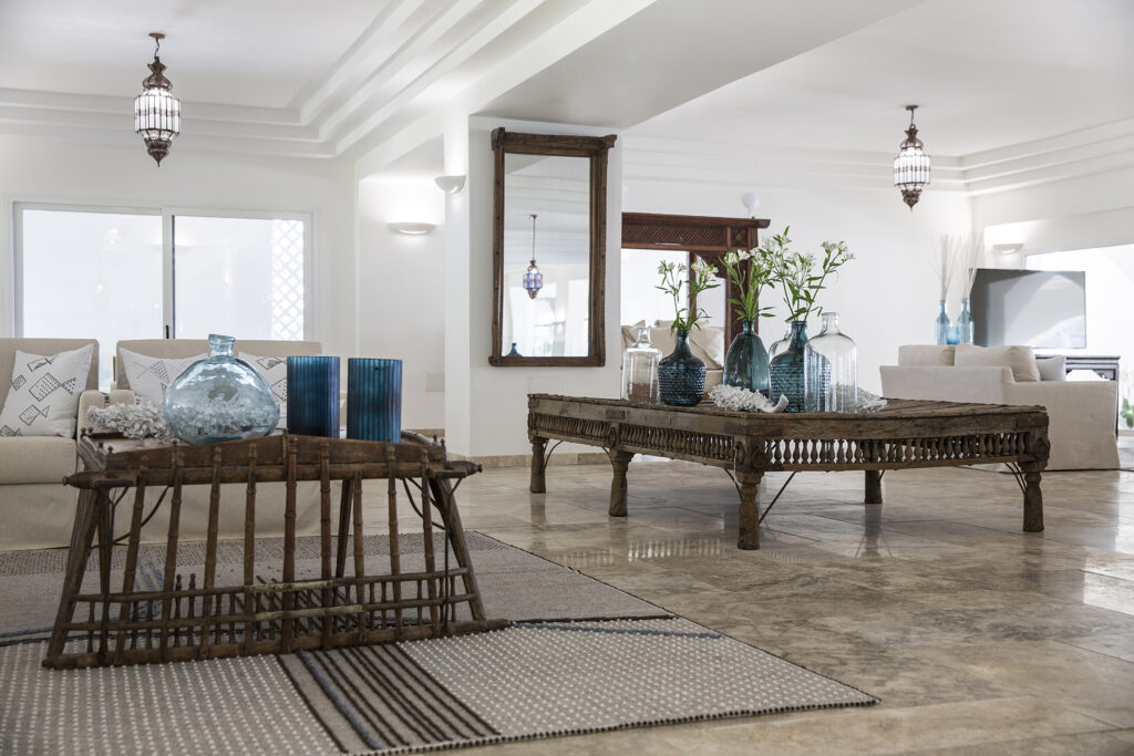 Sitzbereiche im Rezeptionsbereich des Hotel Falkensteiner Capo Boi bei Villasimius - meer sardinien urlaub