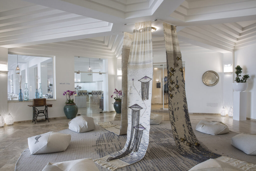 Sitzkissen und Stoffe in warmen Farben sorgen für ein wohliges Wohngefühl im Hotel Falkensteiner Capo Boi bei Villasimius - meer sardinien urlaub