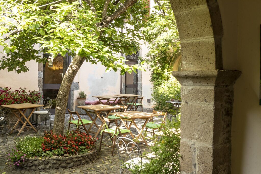 Sitzplätze im Freien mit einer verwunschenen Atmosphäre, Hotel Antica Dimora del Gruccione, Santu Lussurgiu - meer sardinien urlaub