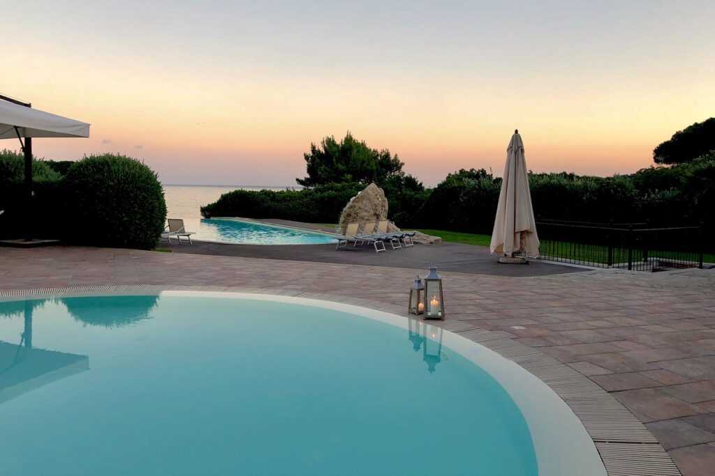Stimmungsbild des Pools vom Hotel Punta Negra, Alghero - meer sardinien urlaub