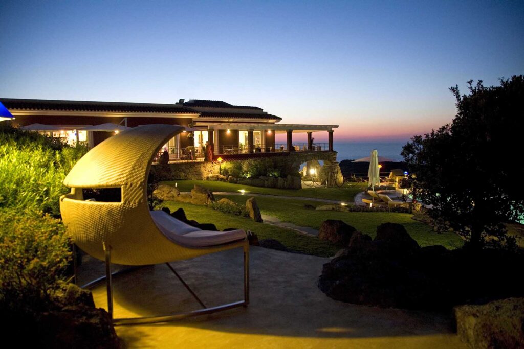 Stimmungsvolles Nachtbild des Hotels Bajaloglia, Castelsardo - meer sardinien urlaub