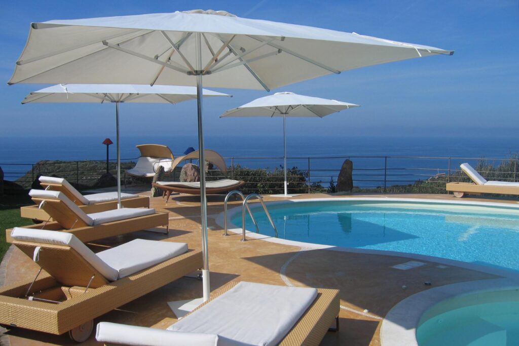 Strandliegen laden am Pool zu bezaubernden Entspannungsmomenten ein, Hotel Bajaloglia, Castelsardo - meer sardinien urlaub