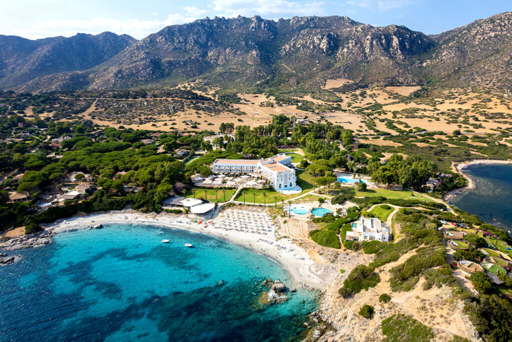 Vogelperspektive auf das traumhaft gelegene Hotels Falkensteiner Capo Boi bei Villasimius - meer sardinien urlaub
