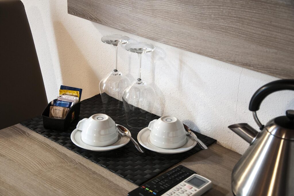 Wasserkocher für einen Tee-Moment in der Juniorsuite Prestige 201, Hotel Maison de Charme Bienestar, Alghero - meer sardinien urlaub