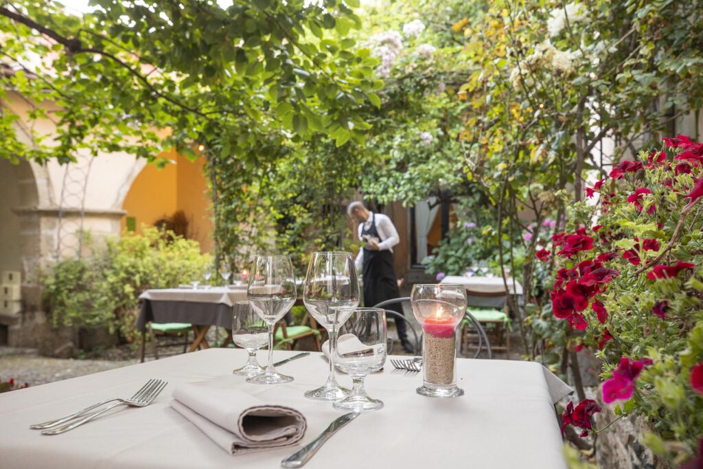 Zauberhafte Essensplätze im Freien, Hotel Antica Dimora del Gruccione bei Santu Lussurgiu - meer sardinien urlaub