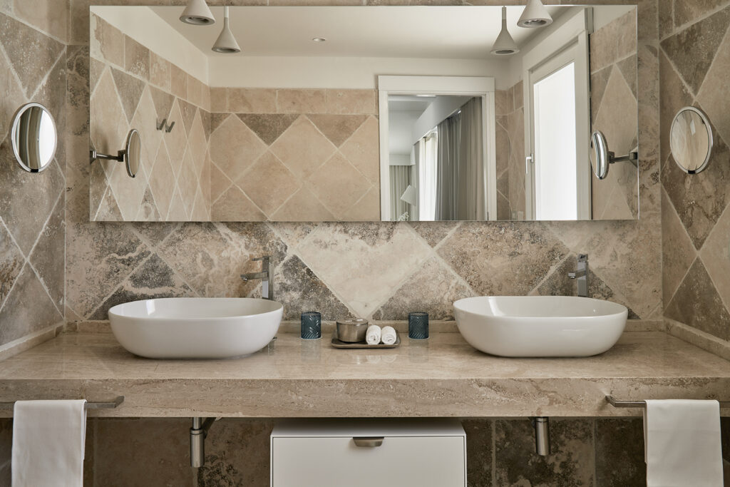 das Badezimmer der Villa Bellavista des Hotel Falkensteiner Capo Boi bei Villasimius - meer sardinien urlaub