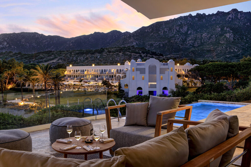 das Hotel Falkensteiner Capo Boi bei Abendlicht - meer sardinien urlaub