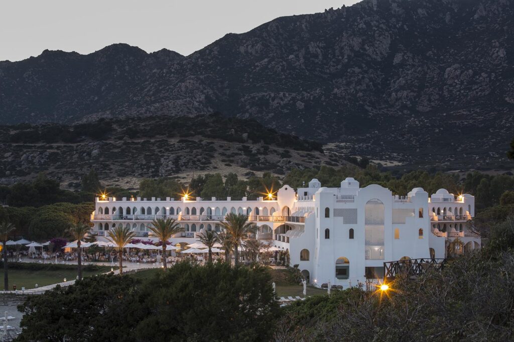 das Hotelgebäude in Abendstimmung des Hotel Falkensteiner Capo Boi bei Villasimius - meer sardinien urlaub