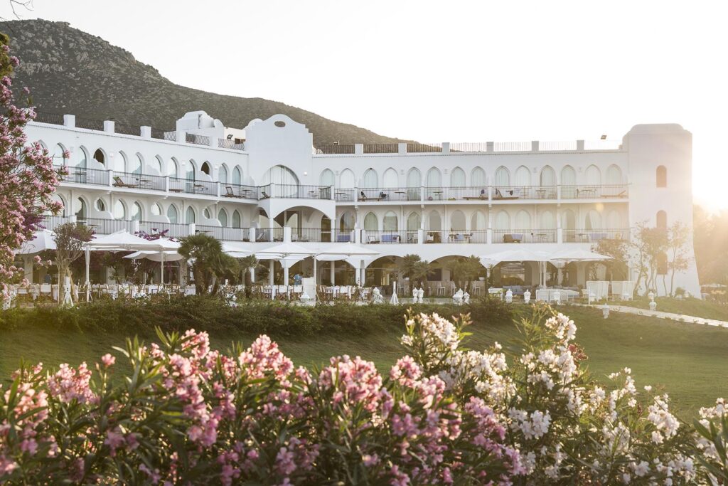 das schöne Gebäude des Hotel Falkensteiner Capo Boi bei Villasimius - meer sardinien urlaub