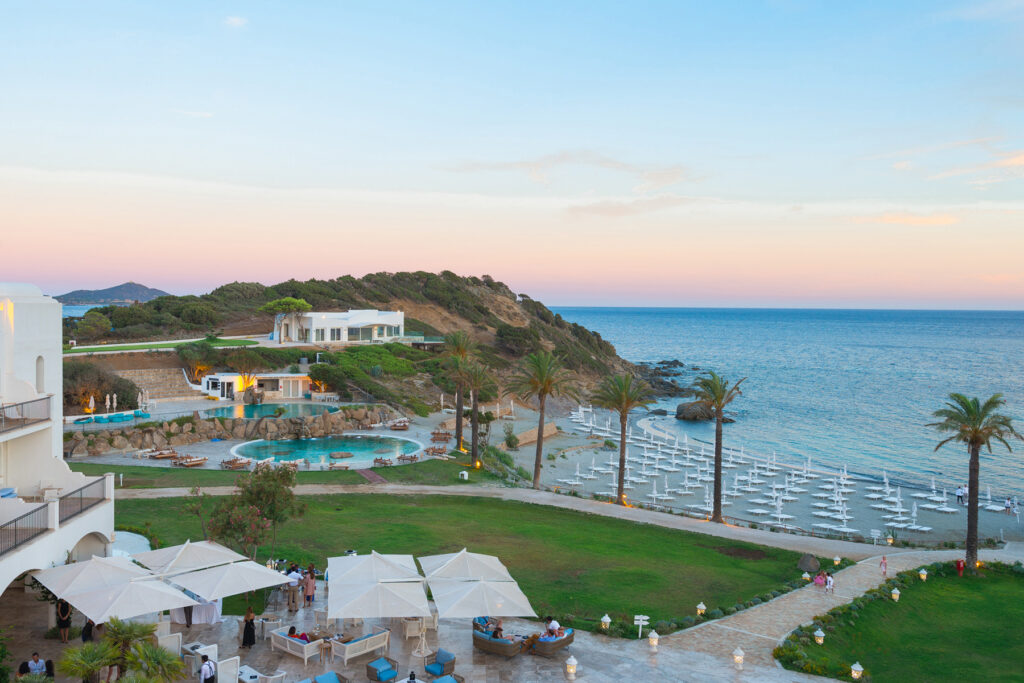 der Blick vom Garten zum Meer in Abendstimmung im Hotel Falkensteiner Capo Boi bei Villasimius - meer sardinien urlaub