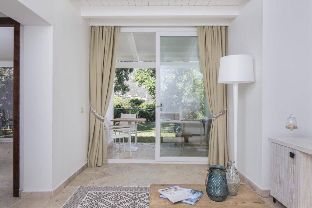 der Einrichtungsstil im Hotel Falkensteiner Capo Boi bei Villasimius - meer sardinien urlaub