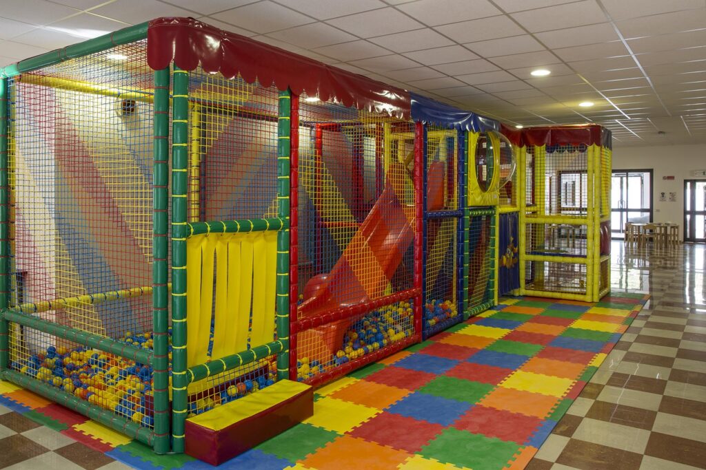 der Indoor- Kinderbereich im Hotel Falkensteiner Capo Boi bei Villasimius - meer sardinien urlaub