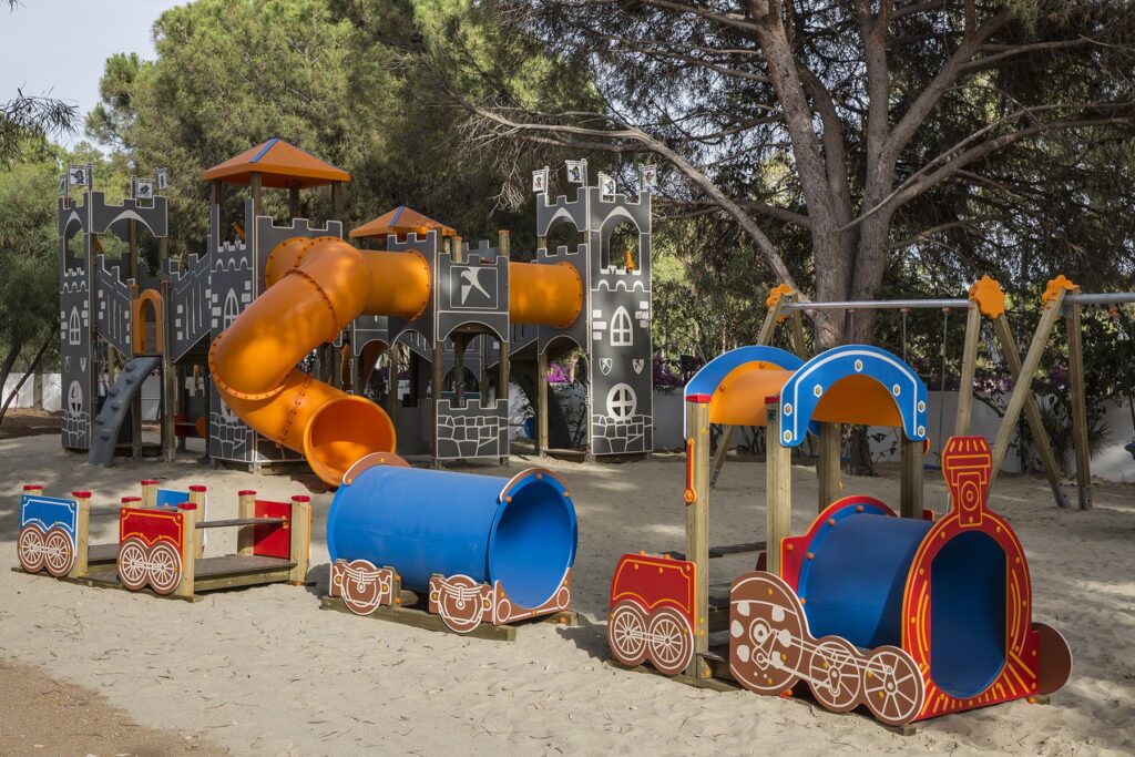 der Kinderbereich im Freien im Hotel Falkensteiner Capo Boi bei Villasimius - meer sardinien urlaub