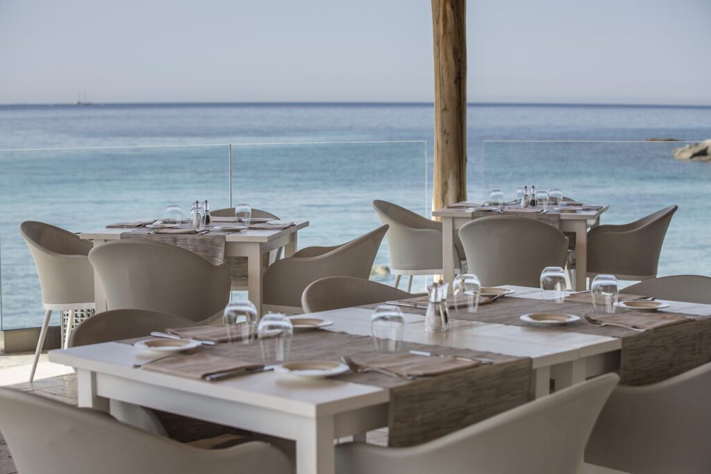 der Meerblick intensiviert zweifelsfrei den Essgenuss Hotel Falkensteiner Capo Boi bei Villasimius - meer sardinien urlaub