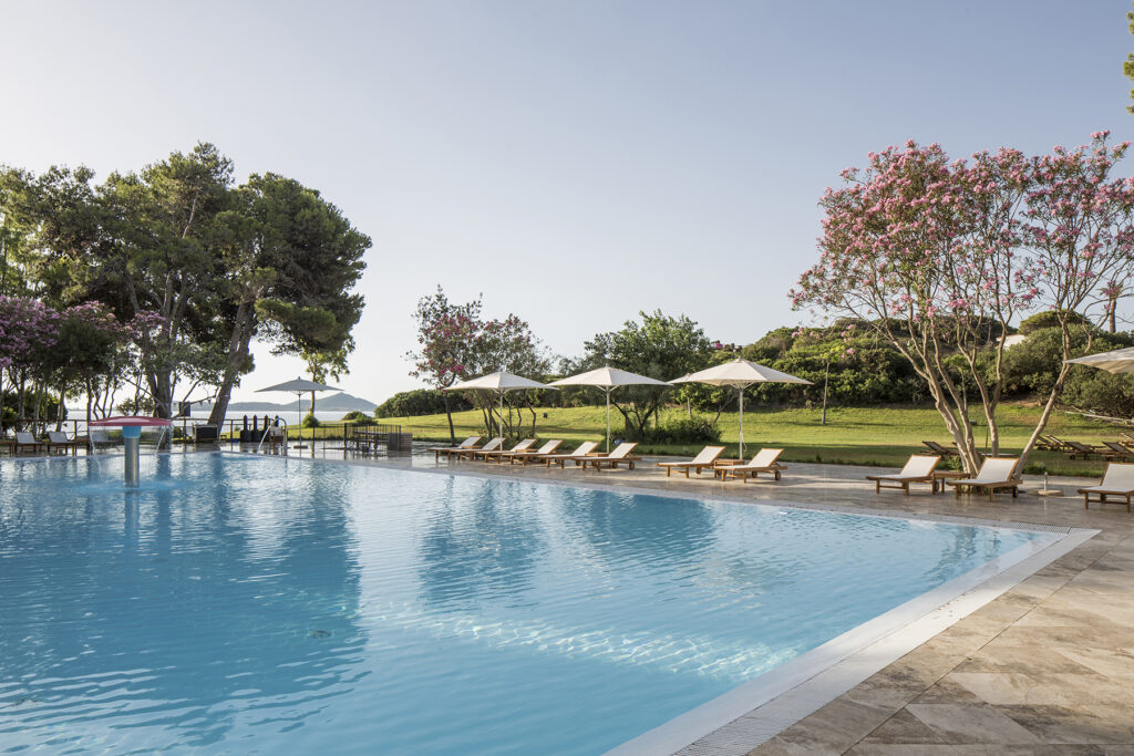 der Pool mit Sonnenliegen im Hotel Falkensteiner Capo Boi bei Villasimius - meer sardinien urlaub