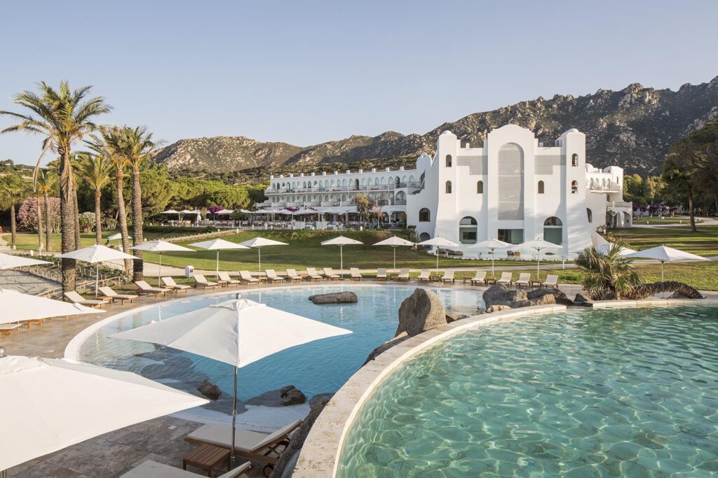 der Pool mit dem Hauptgebäude im Hinergrund Hotel Falkensteiner Capo Boi bei Villasimius - meer sardinien urlaub