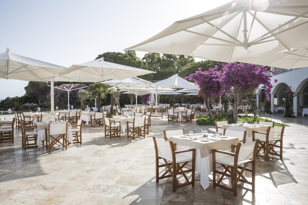 der Restaurantbereich unter freiem Himmel im Hotel Falkensteiner Capo Boi bei Villasimius - meer sardinien urlaub