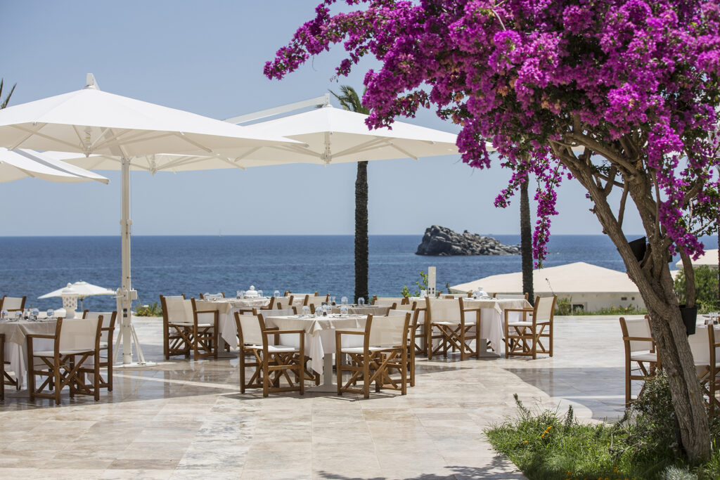 der Restaurantbereich hat den Himmel als strahlende Decke im Hotel Falkensteiner Capo Boi bei Villasimius - meer sardinien urlaub