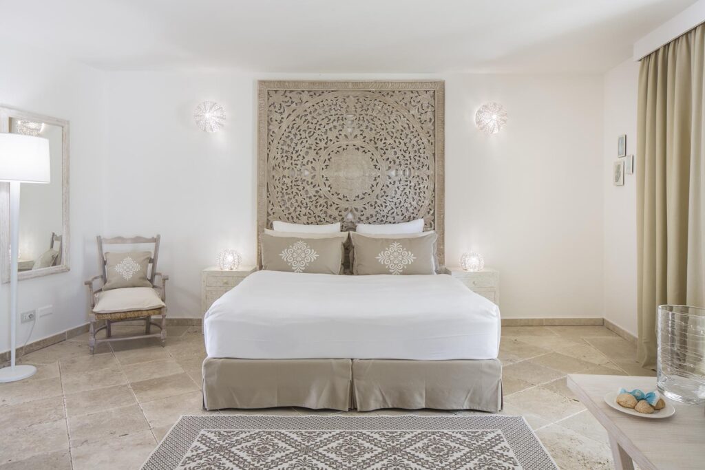 Der Schlafzimmerstil im Hotel Falkensteiner Capo Boi bei Villasimius - meer sardinien urlaub