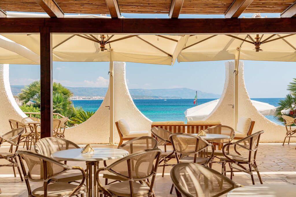 die Bar-Terrasse vom Hotel Punta Negra, Alghero - meer sardinien urlaub