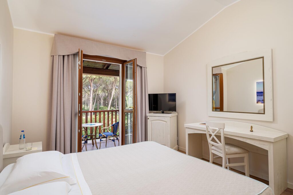 ein Classic-Zimmer mit Pinienblick, Hotel Punta Negra, Alghero - meer sardinien urlaub