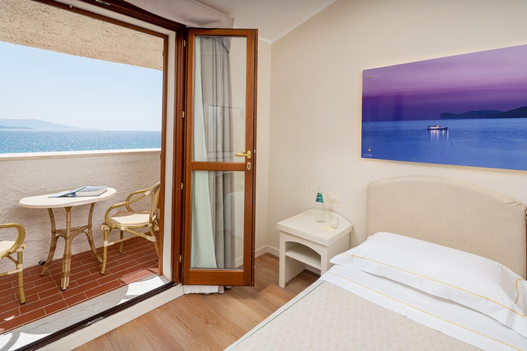 ein Doppelzimmer mit Meerblick, Hotel Punta Negra, Alghero - meer sardinien urlaub