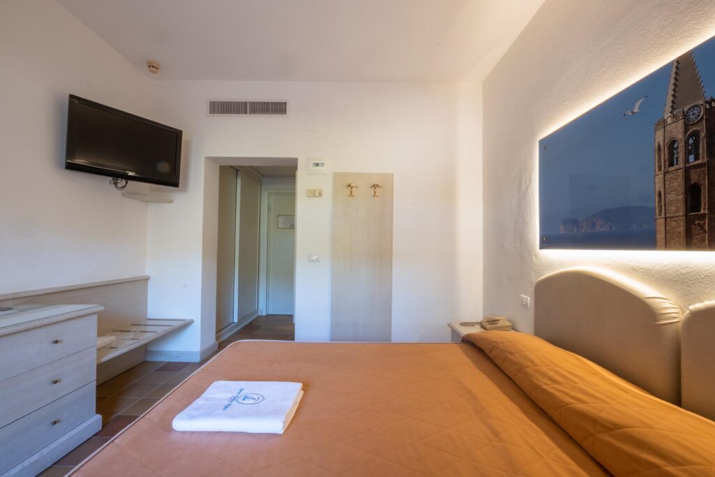ein Doppelzimmer mit Pinienblick, Hotel Punta Negra, Alghero - meer sardinien urlaub