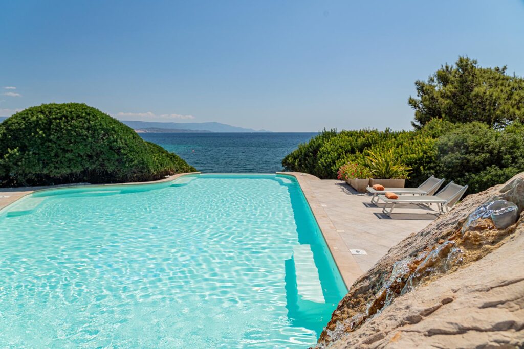 ein phantastischer Blick vom Pool zum Meer, Hotel Punta Negra, Alghero - meer sardinien urlaub
