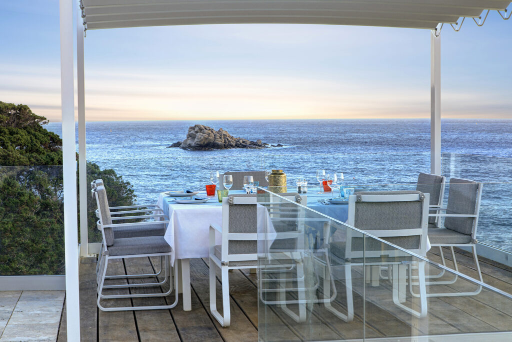 eine der Panoramaterrassen direkt am Meer für ein besonderes Abendessen des Hotel Falkensteiner Capo Boi bei Villasimius - meer sardinien urlaub