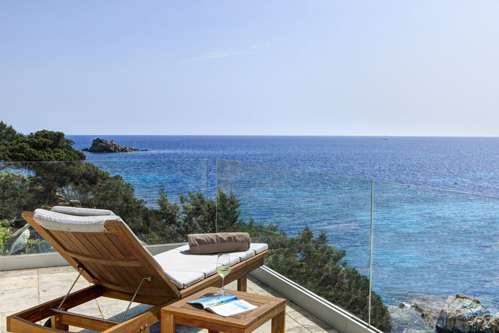 eine der Panoramaterrassen mit Vorzugsblick auf das Meer des Hotel Falkensteiner Capo Boi bei Villasimius - meer sardinien urlaub