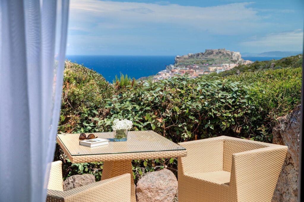 einer der hübschen, privaten Aussenbereiche mit schönem Ausblick, Hotel Bajaloglia, Castelsardo - meer sardinien urlaub