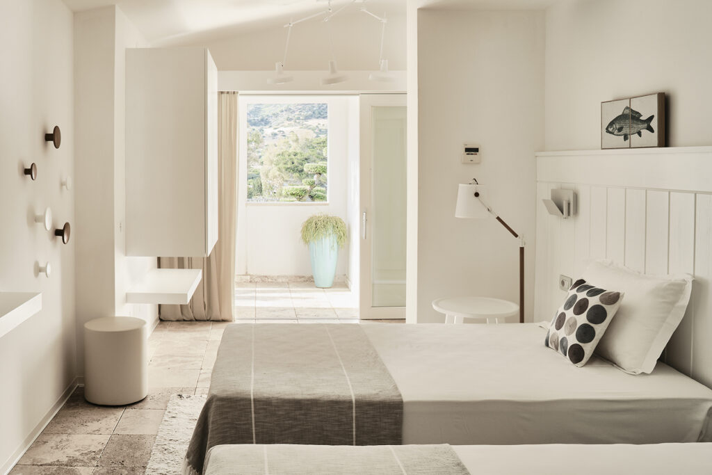eines der Schlafzimmer der Villa Bellavista des Hotel Falkensteiner Capo Boi bei Villasimius - meer sardinien urlaub