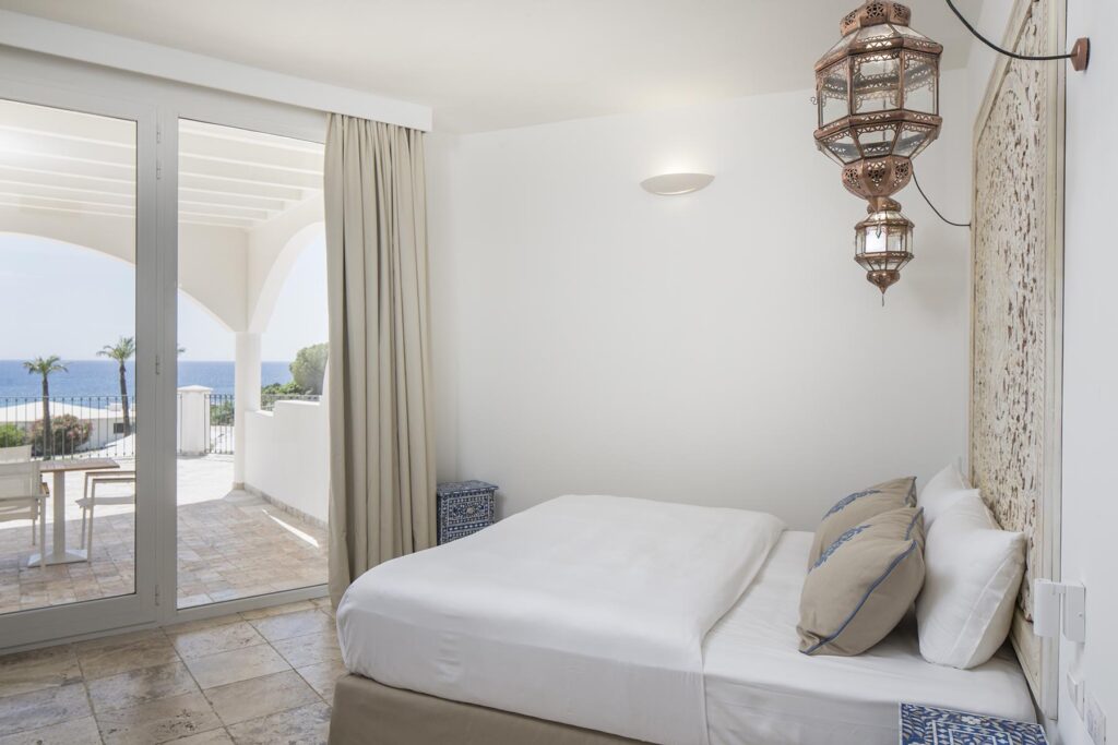 eines der ausgesprochen stilvollen sehr gemütlichen Schlafzimmer des Hotel Falkensteiner Capo Boi bei Villasimius - meer sardinien urlaub
