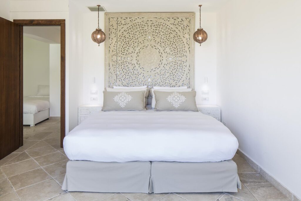 eines der stilvollen Schlafzimmer des Hotel Falkensteiner Capo Boi bei Villasimius - meer sardinien urlaub