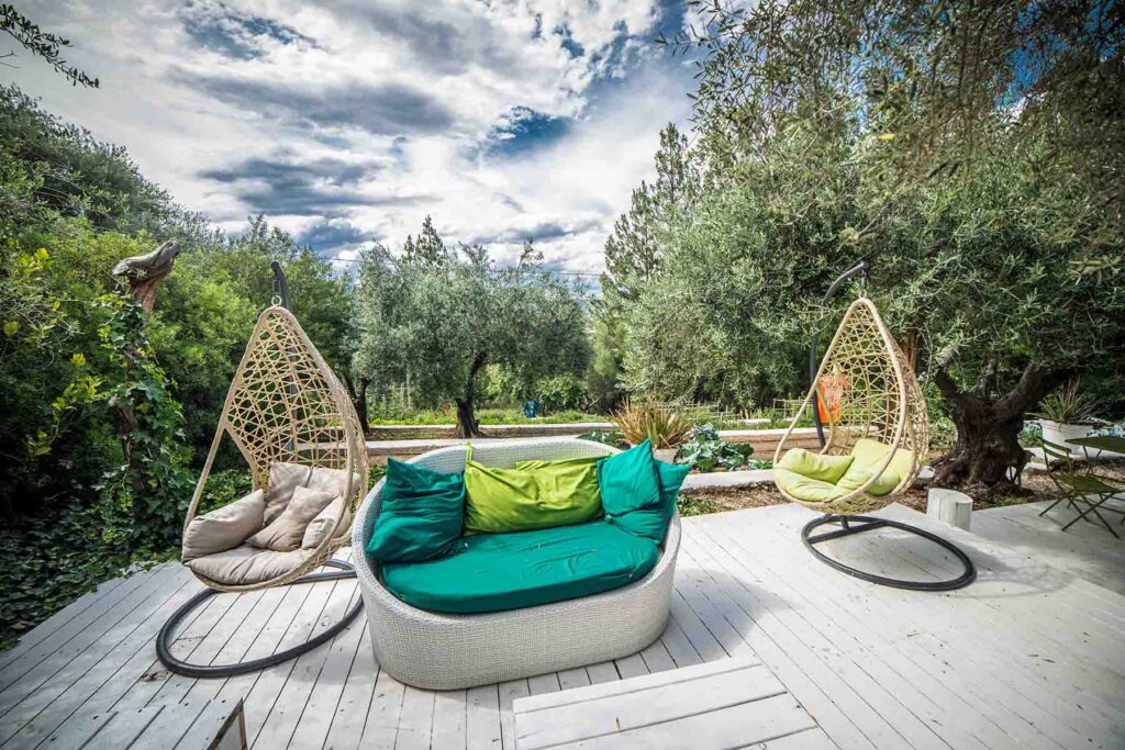 Auf Korbsesseln mit Panoramablick entspannen und zwar im Su Gologone Experience Hotel, Oliena - meer sardinien urlaub