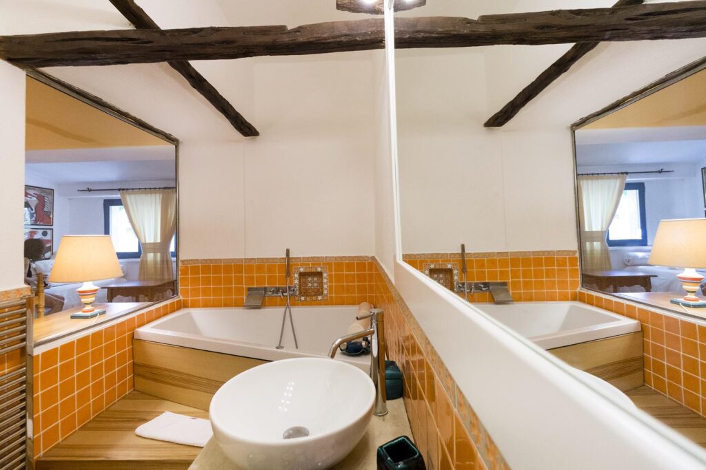 Das Bad einer Junior-Suite im Su Gologone Experience Hotel, Oliena - meer sardinien urlaub