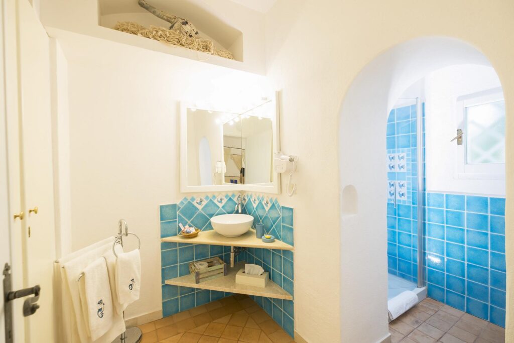 Das Badezimmer eines Deluxe-Zimmers im Su Gologone Experience Hotel, Oliena - meer sardinien urlaub