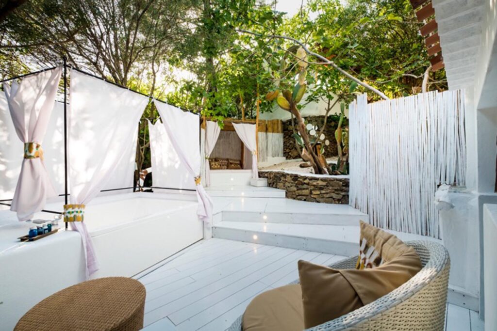 Der Aussenbereich der Wild Suite im Su Gologone Experience Hotel, Oliena - meer sardinien urlaub