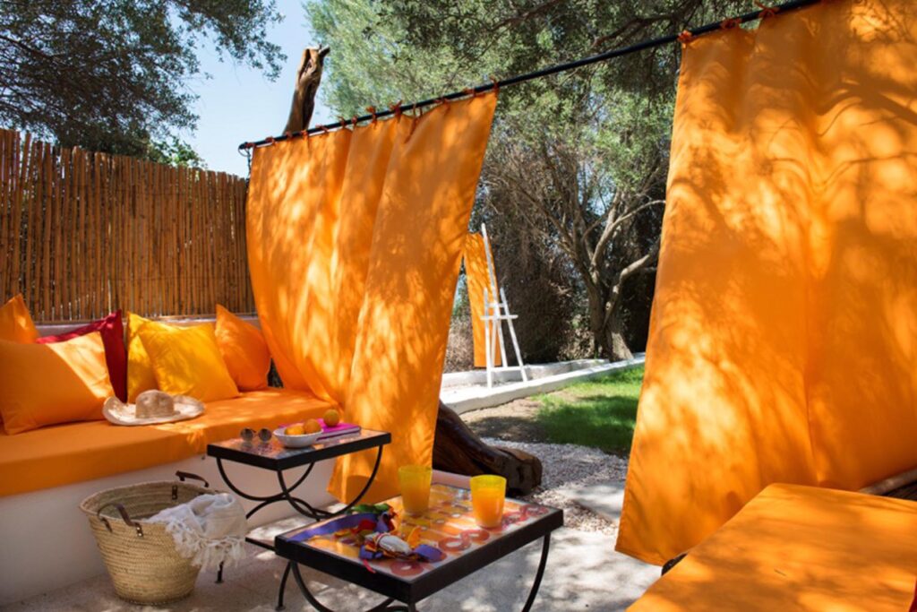 Der Aussenbereich des Art-Suite-Studio-Zimmers im Su Gologone Experience Hotel, Oliena - meer sardinien urlaub