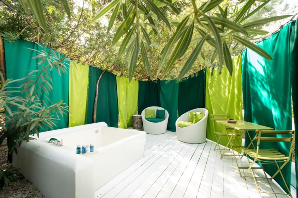 Der Aussenbereich einer Suite des Su Gologone Experience Hotels, Oliena - meer sardinien urlaub