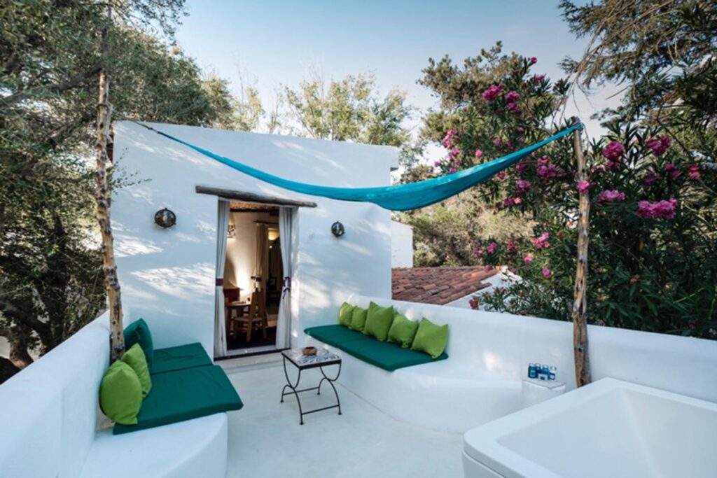 Der Aussenbereich einer Suite im Su Gologone Experience Hotel, Oliena - meer sardinien urlaub