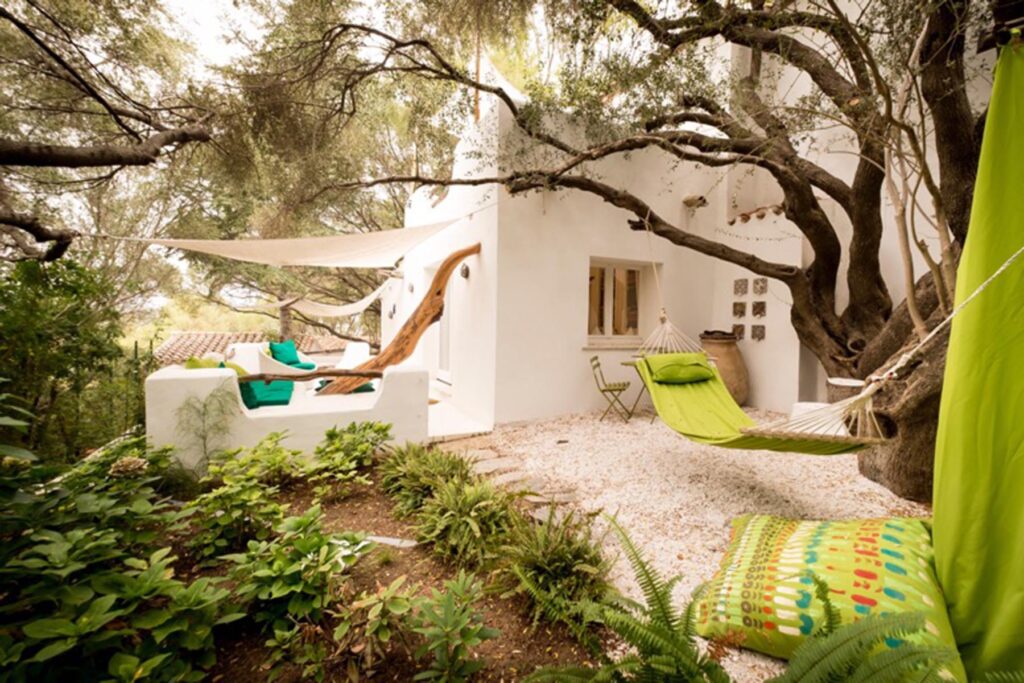 Der Entspannungsbereich mit Hängematte einer Suite des des Su Gologone Experience Hotels, Oliena - meer sardinien urlaub