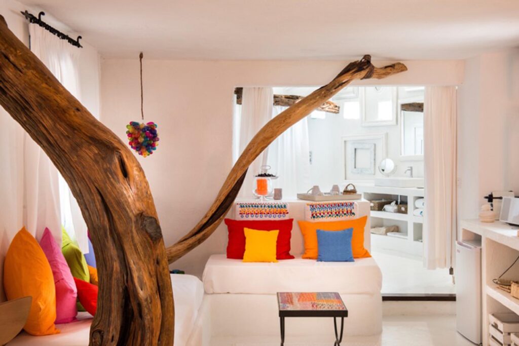 Der Innenbereich des Art-Studio-Zimmers im Su Gologone Experience Hotel, Oliena - meer sardinien urlaub