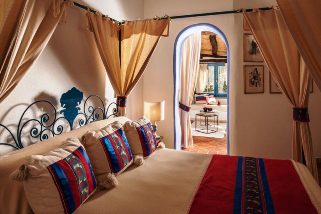 Der Innenbereich des Art-Suite-Zimmers im Su Gologone Experience Hotel, Oliena - meer sardinien urlaub