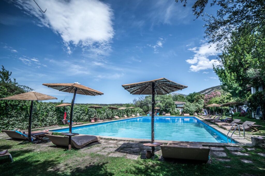 Der Pool des Su Gologone Experience Hotels, Oliena - meer sardinien urlaub
