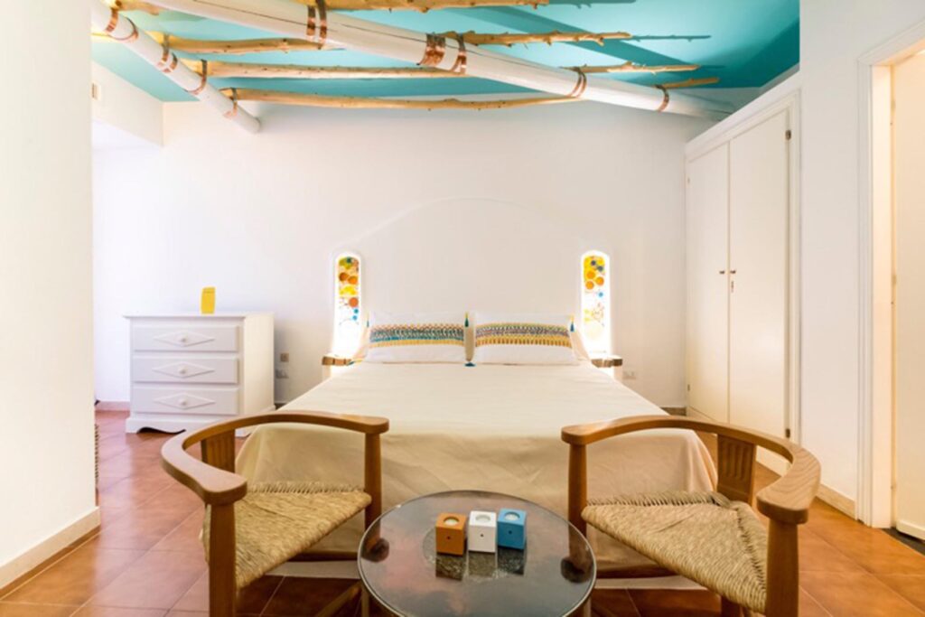 Der Schlafraum der Wild Suite im Su Gologone Experience Hotel, Oliena - meer sardinien urlaub
