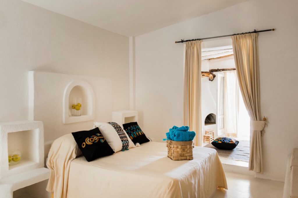Der Schlafraum einer Country Suite im Su Gologone Experience Hotel, Oliena - meer sardinien urlaub