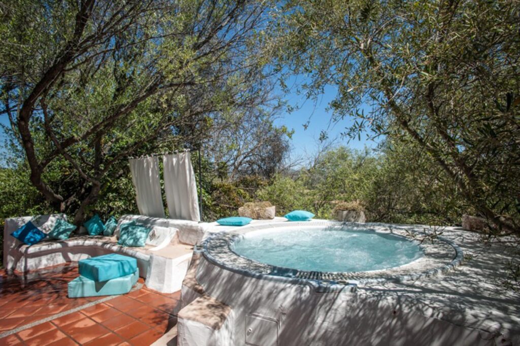 Der Whirlpool-Bereich des Su Gologone Experience Hotels, Oliena - meer sardinien urlaub