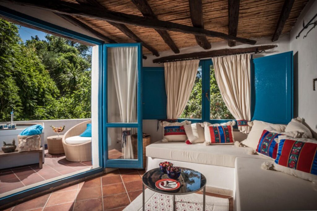 Der Wohnbereich des Art-Suite-Zimmers im Su Gologone Experience Hotel, Oliena - meer sardinien urlaub