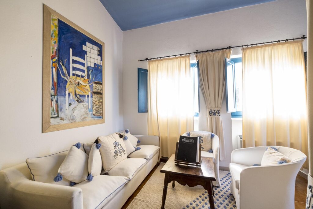 Der Wohnbereich einer Junior-Suite im Su Gologone Experience Hotel, Oliena - meer sardinien urlaub